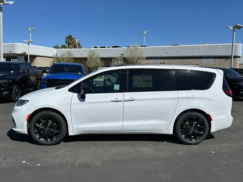 New 2026 Chrysler Pacifica Select w/ S Appearance Package FWD image 3