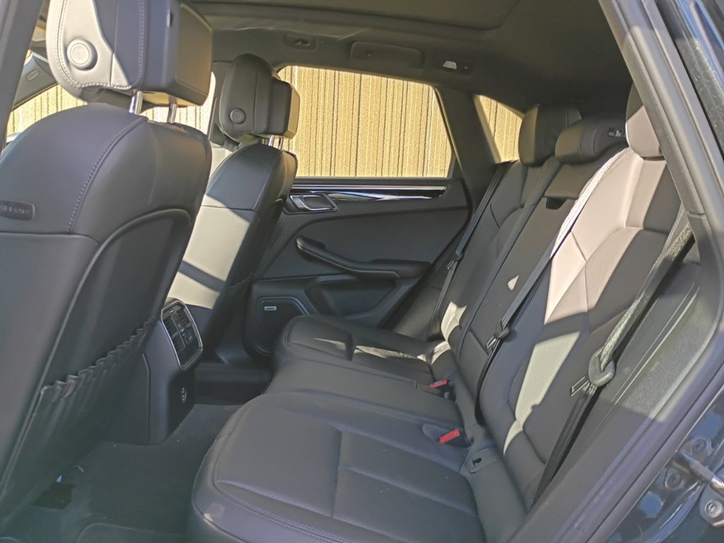 Certified 2021 Porsche Macan AWD/4WD image 15
