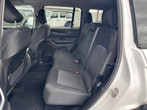 Used 2024 Jeep Grand Cherokee Laredo AWD/4WD image 6