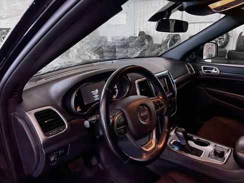 Used 2018 Jeep Grand Cherokee Laredo w/ All-Weather Capability Group AWD/4WD image 8