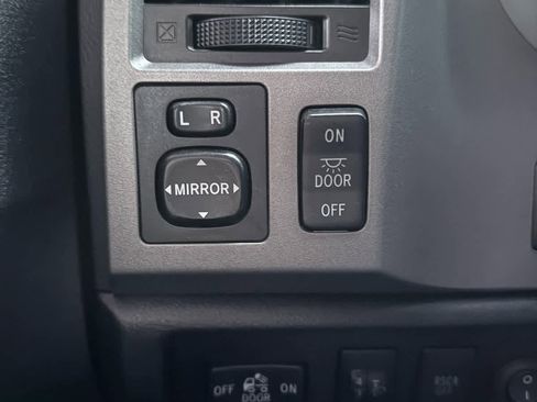 Used 2012 Toyota Tundra 4x4 CrewMax image 17