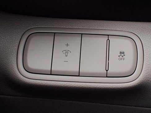 Certified 2025 Hyundai Venue SEL image 23