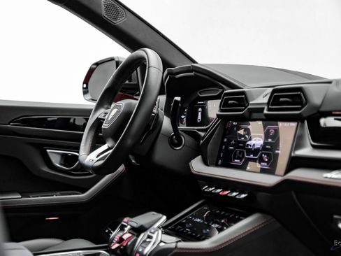 Used 2025 Lamborghini Urus SE AWD/4WD image 54