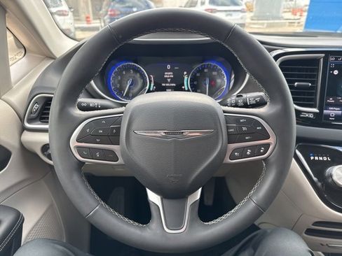 Used 2024 Chrysler Pacifica Touring-L image 13