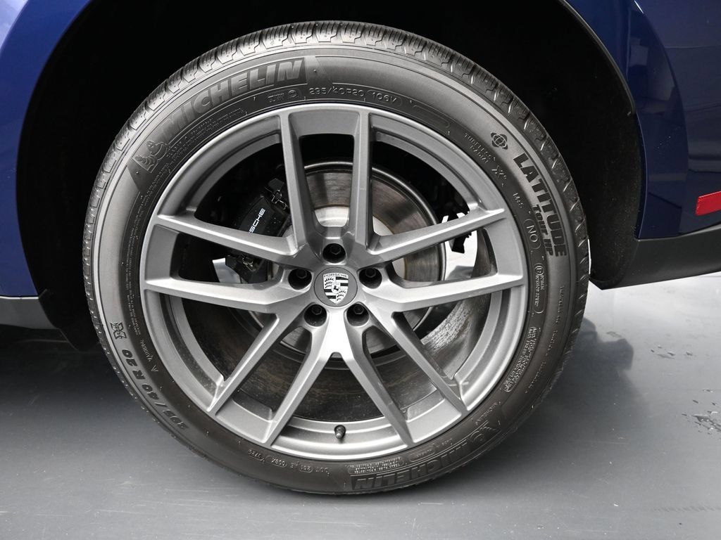 Certified 2025 Porsche Macan AWD/4WD image 21