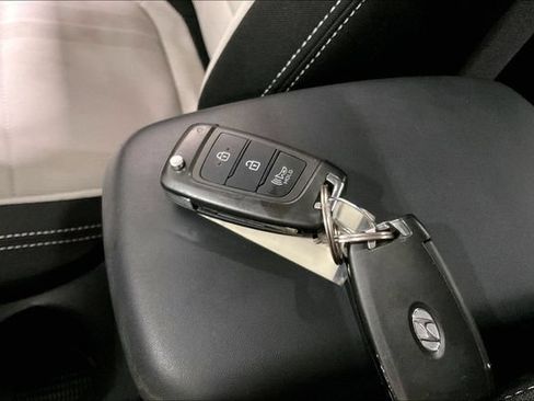 Used 2023 Hyundai Venue SEL FWD image 11