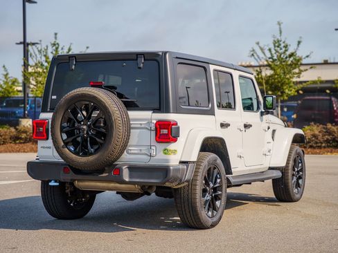 Used 2023 Jeep Wrangler Unlimited Sahara w/ Cold Weather Group AWD/4WD image 7