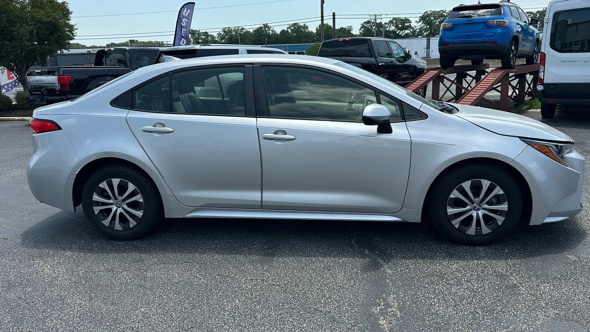 Used 2022 Toyota Corolla LE w/ Premium Interior Package FWD image 4