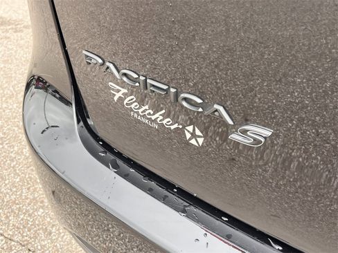Used 2024 Chrysler Pacifica Touring-L w/ S Appearance Package image 9