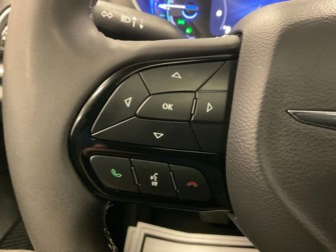 Used 2024 Chrysler Pacifica Premium image 20