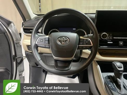 Certified 2023 Toyota Highlander XLE image 13
