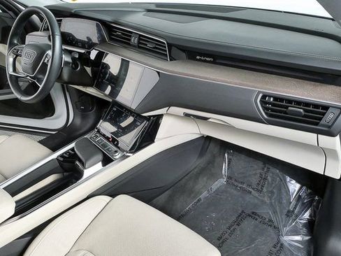 Used 2021 Audi e-tron Prestige w/ Prestige Package image 25