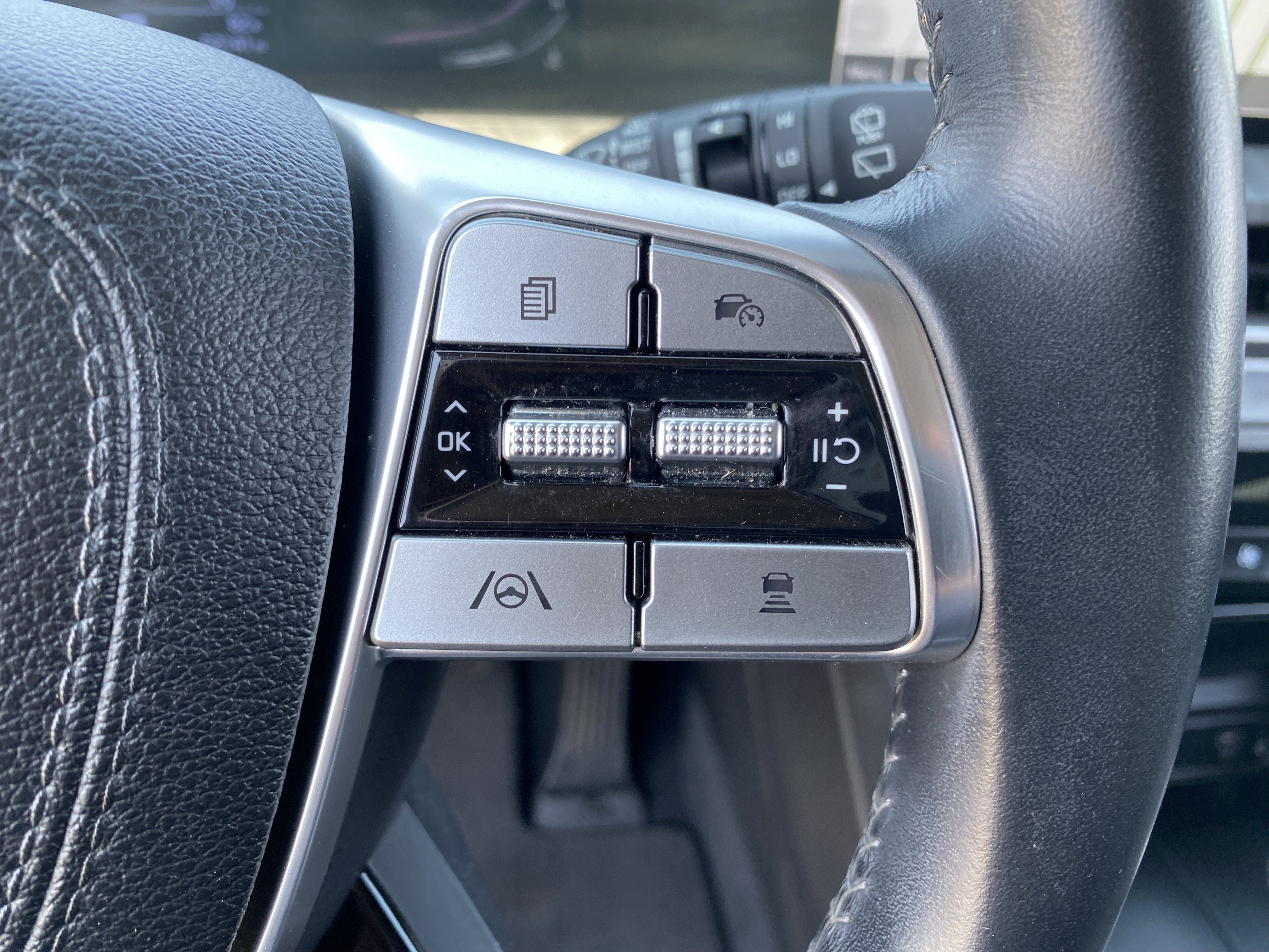 Used 2023 Kia Telluride EX w/ EX Captain's Chair Package FWD image 31