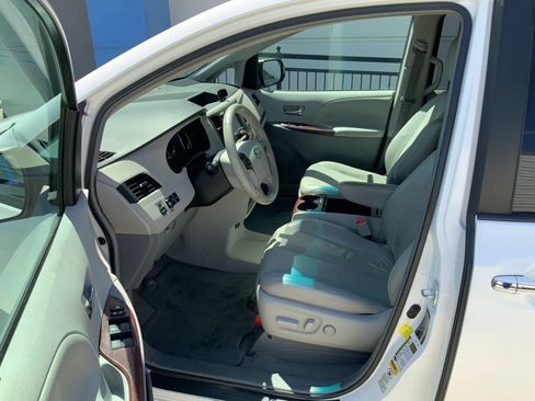 Used 2012 Toyota Sienna XLE w/ XLE Navigation Pkg FWD image 12