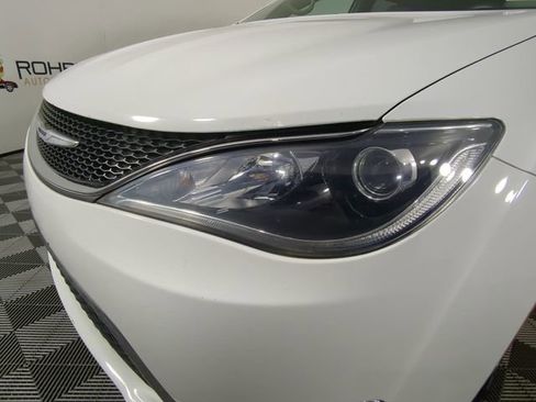 Used 2017 Chrysler Pacifica Touring-L image 45