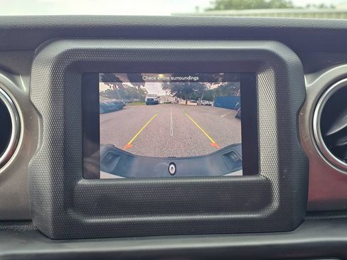 Used 2020 Jeep Gladiator Overland w/ LED Lighting Group AWD/4WD image 20