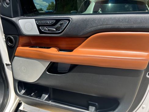 Used 2019 Lincoln Navigator Reserve AWD/4WD image 5