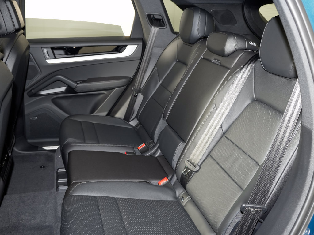 Certified 2026 Porsche Cayenne AWD/4WD image 35