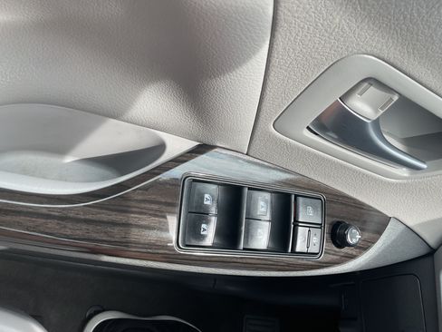 Used 2018 Toyota Sienna XLE w/ XLE Navigation Package FWD image 19