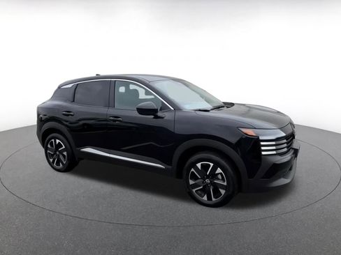 Used 2025 Nissan Kicks SV image 2