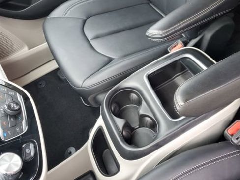 Certified 2024 Chrysler Pacifica Touring-L image 19