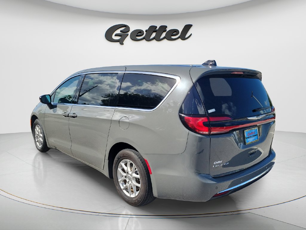 Used 2025 Chrysler Pacifica Select FWD image 6