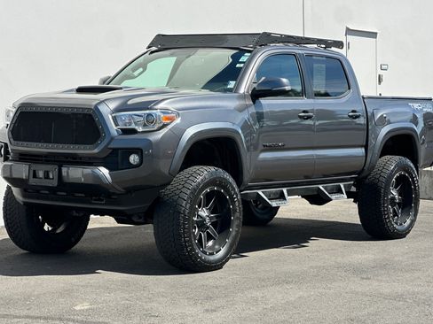 Used 2017 Toyota Tacoma TRD Sport w/ Premium & Technology Package AWD/4WD image 8