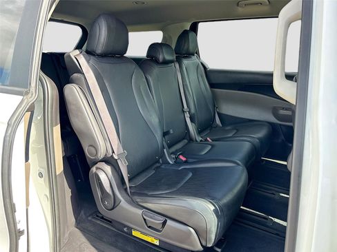 Used 2025 Kia Carnival image 28