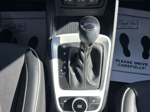 Used 2022 Hyundai Venue Limited image 25