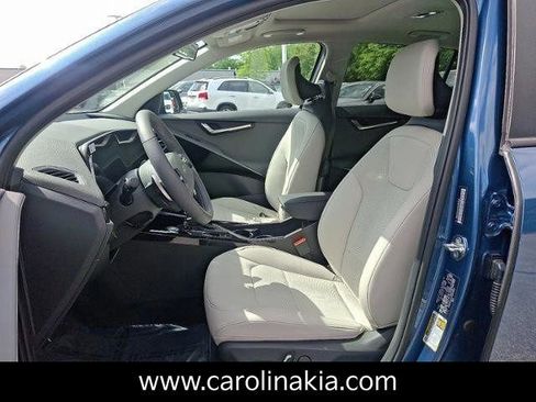 New 2025 Kia Niro EX Touring image 6
