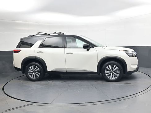 Used 2024 Nissan Pathfinder SL image 3