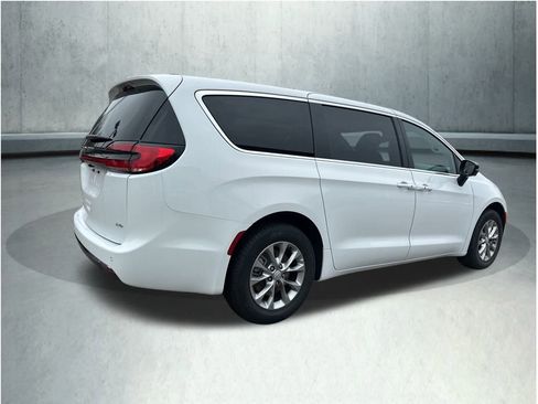 New 2026 Chrysler Pacifica Select image 5