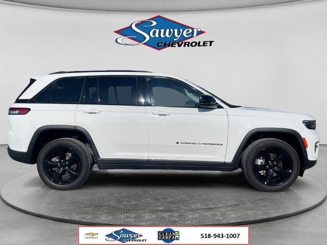 Used 2023 Jeep Grand Cherokee Limited w/ Black Appearance Package AWD/4WD image 6