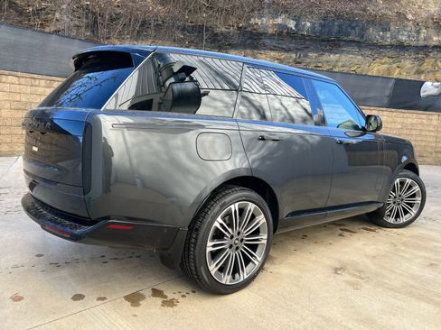 Certified 2025 Land Rover Range Rover SE image 3