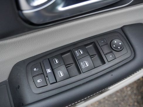 Certified 2024 Chrysler Pacifica Touring-L image 22