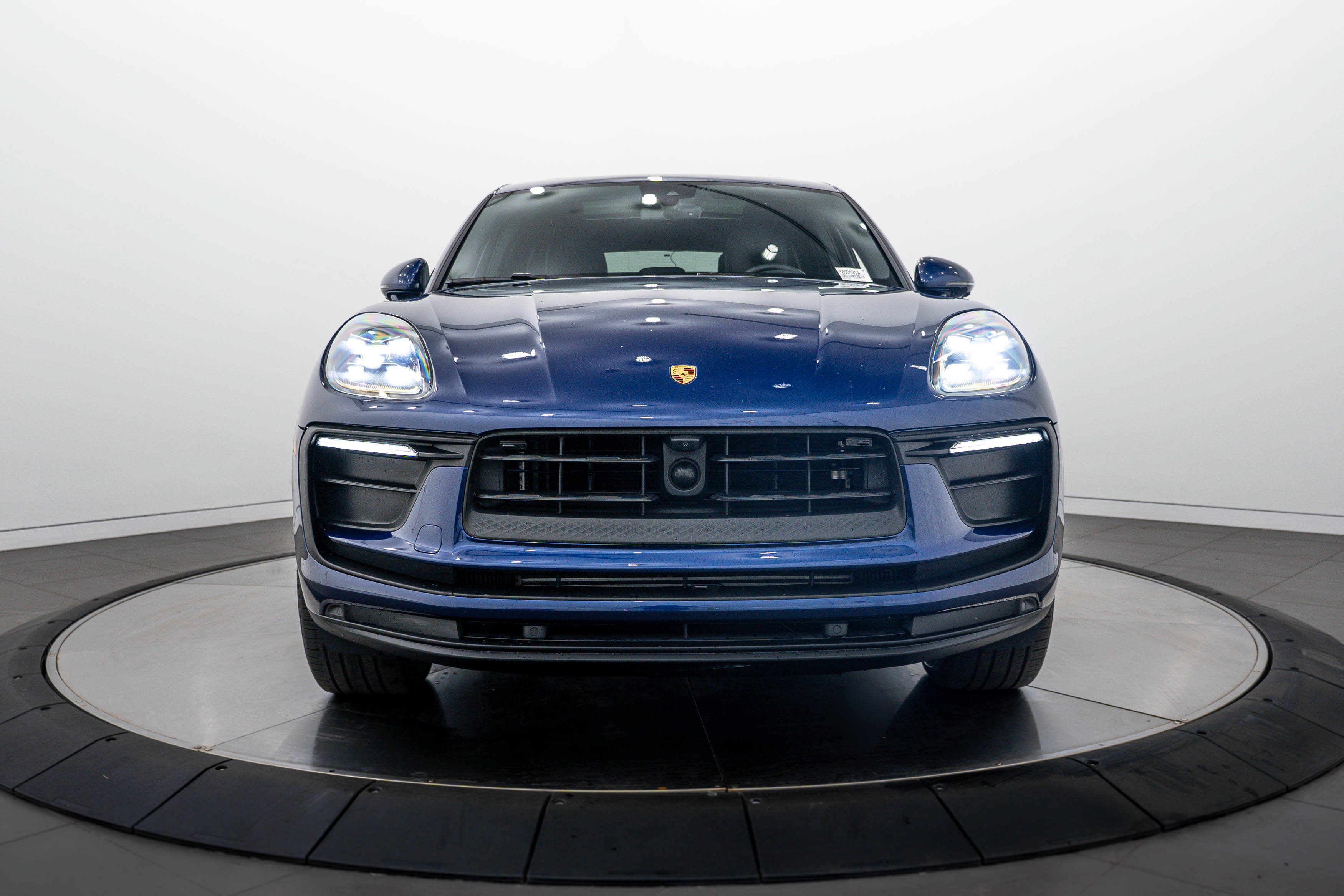 Certified 2025 Porsche Macan AWD/4WD image 10