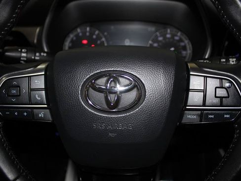 Used 2021 Toyota Highlander XLE AWD/4WD image 17