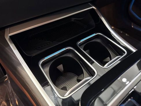 Used 2024 BMW i7 xDrive60 w/ Premium Package image 28