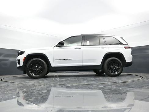Used 2025 Jeep Grand Cherokee Altitude AWD/4WD image 46