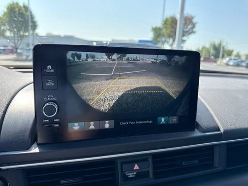 Used 2024 Honda Pilot Touring image 20