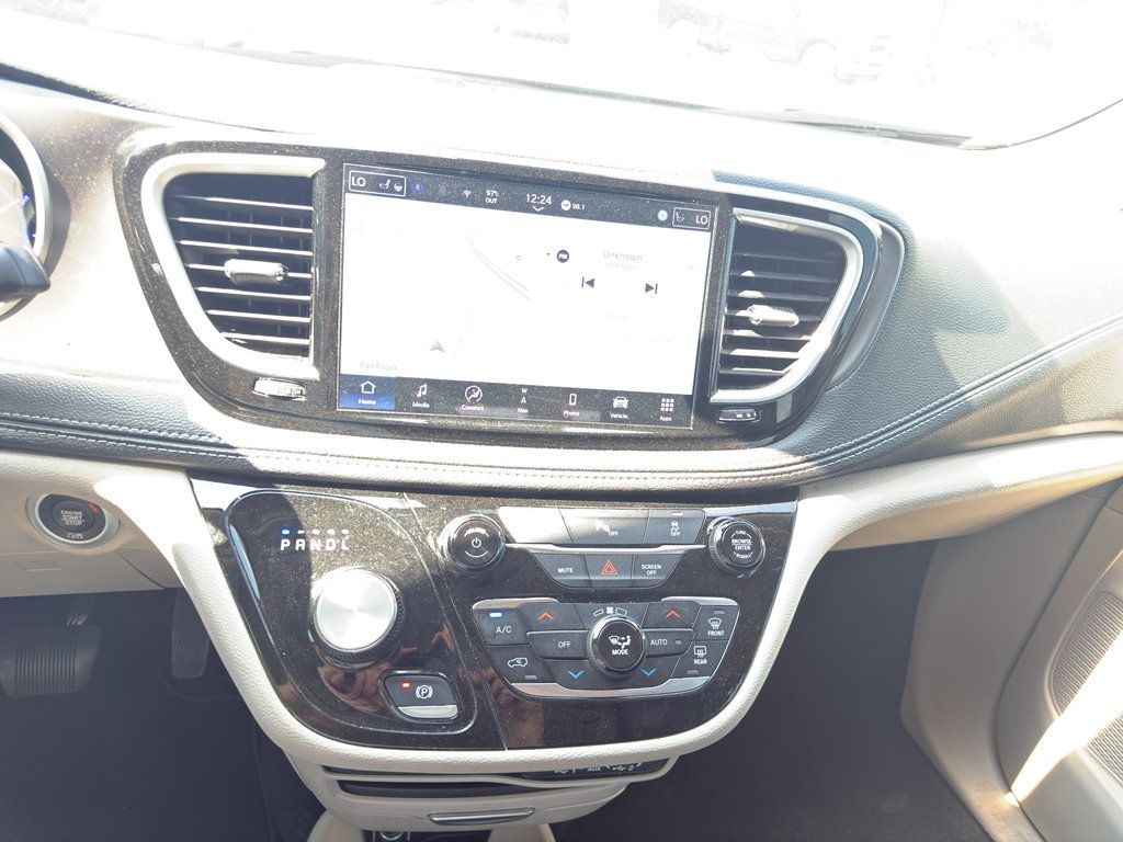 Used 2024 Chrysler Pacifica Limited FWD image 13