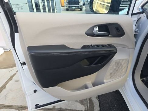 Certified 2024 Chrysler Pacifica Touring-L FWD image 10