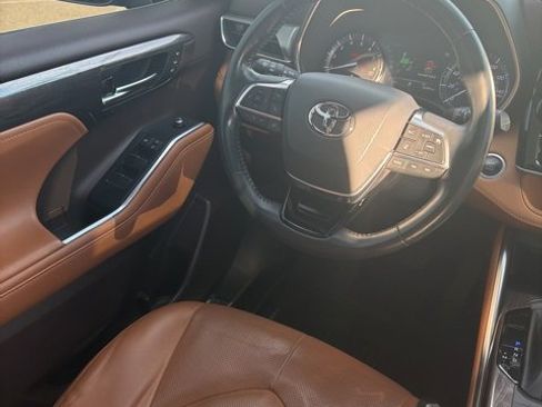 Used 2020 Toyota Highlander Platinum image 15