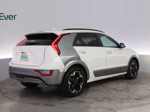 Used 2023 Kia Niro Wave w/ Wave Preserve Package FWD image 3