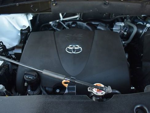 Used 2019 Toyota Highlander XLE image 37
