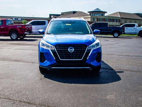 Used 2021 Nissan Kicks SV image 2