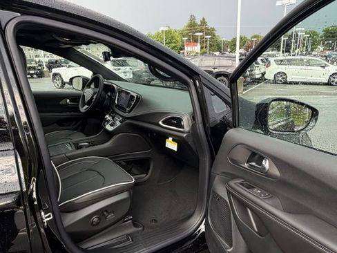 New 2027 Chrysler Pacifica Limited AWD/4WD image 27