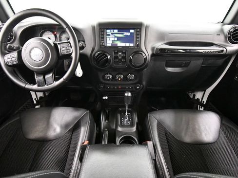 Used 2017 Jeep Wrangler Unlimited Sahara AWD/4WD image 3