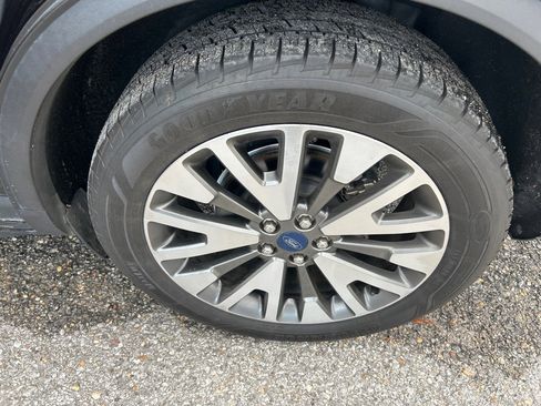 Used 2020 Ford Escape Titanium image 17