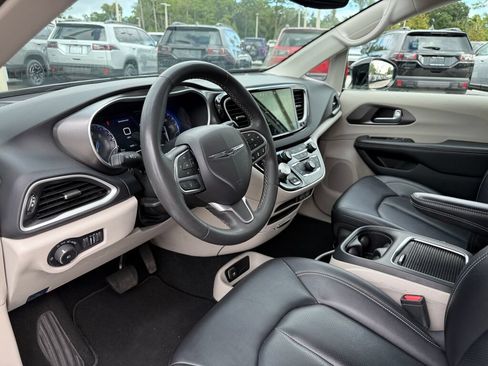 Used 2024 Chrysler Pacifica Touring-L FWD image 25